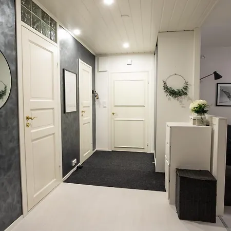 Modern Family Apt With Balcony, Free Parking, Wifi & Ac لابينرانتا