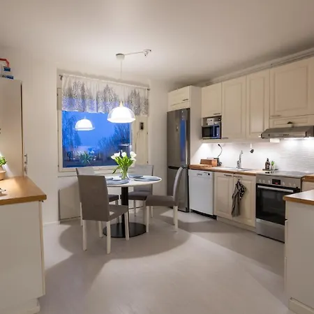 Modern Family Apt With Balcony, Free Parking, Wifi & Ac لابينرانتا
