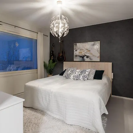Modern Family Apt With Balcony, Free Parking, Wifi & Ac شقة *