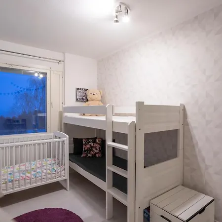Modern Family Apt With Balcony, Free Parking, Wifi & Ac *