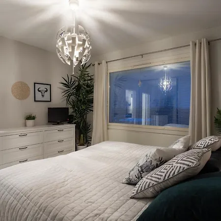 Modern Family Apt With Balcony, Free Parking, Wifi & Ac * لابينرانتا