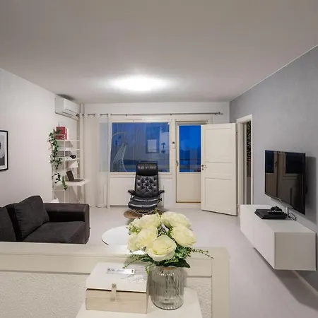 شقة Modern Family Apt With Balcony, Free Parking, Wifi & Ac