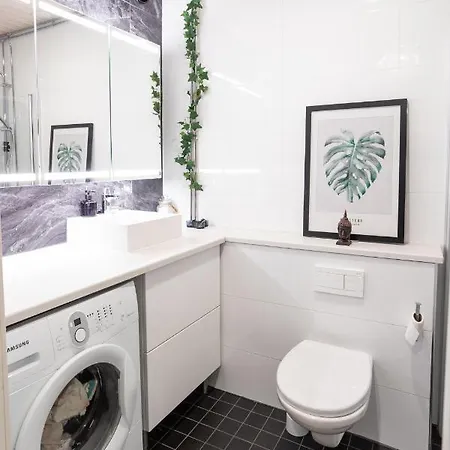 Modern Design W/balcony, Free Parking,wifi & A/c *