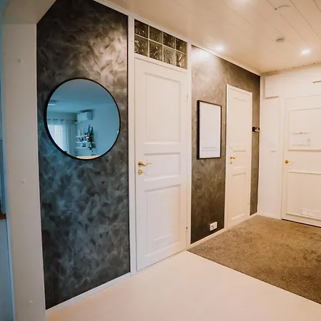 Modern Family Apt With Balcony, Free Parking, Wifi & Ac