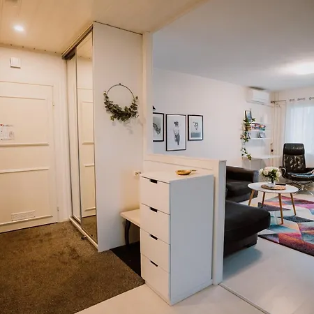 شقة Modern Family Apt With Balcony, Free Parking, Wifi & Ac