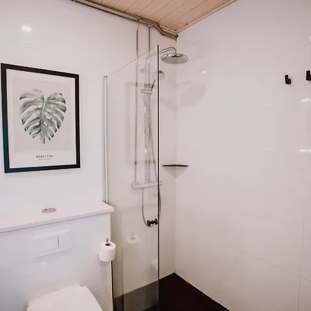 شقة Modern Family Apt With Balcony, Free Parking, Wifi & Ac *