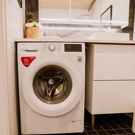 Modern Family Apt With Balcony, Free Parking, Wifi & Ac *