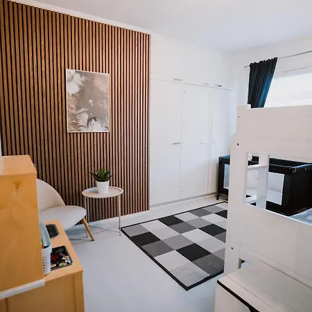 Modern Family Apt With Balcony, Free Parking, Wifi & Ac * لابينرانتا