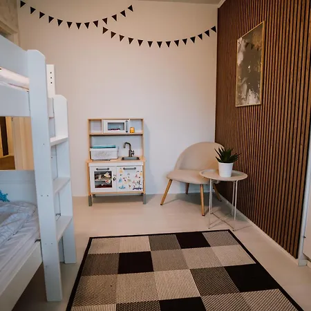Modern Family Apt With Balcony, Free Parking, Wifi & Ac شقة