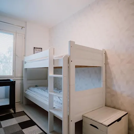 شقة Modern Family Apt With Balcony, Free Parking, Wifi & Ac