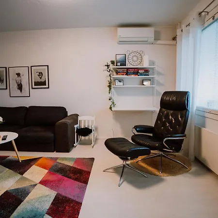 Modern Family Apt With Balcony, Free Parking, Wifi & Ac شقة *
