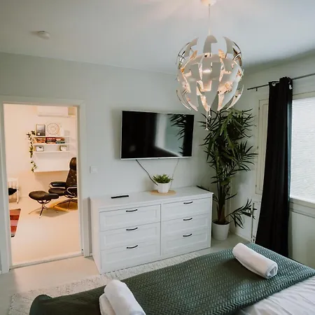 شقة Modern Family Apt With Balcony, Free Parking, Wifi & Ac *