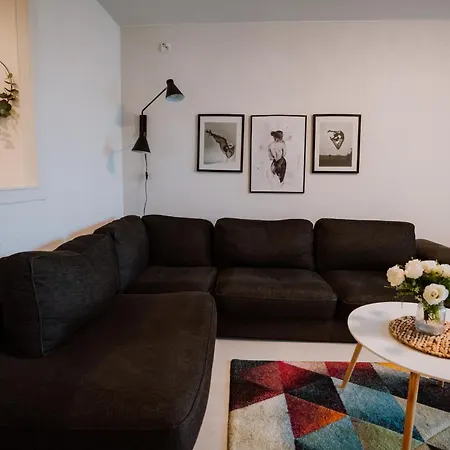 Modern Family Apt With Balcony, Free Parking, Wifi & Ac *
