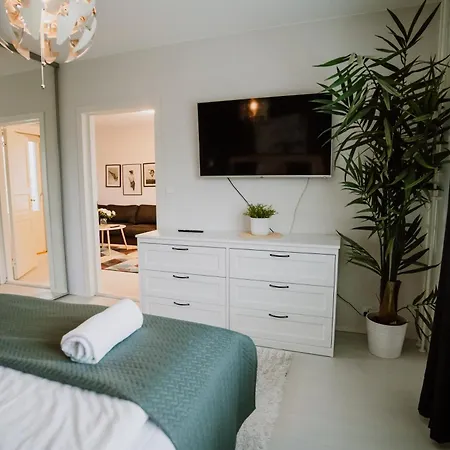 Modern Family Apt With Balcony, Free Parking, Wifi & Ac * لابينرانتا