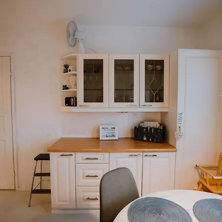 Modern Family Apt With Balcony, Free Parking, Wifi & Ac