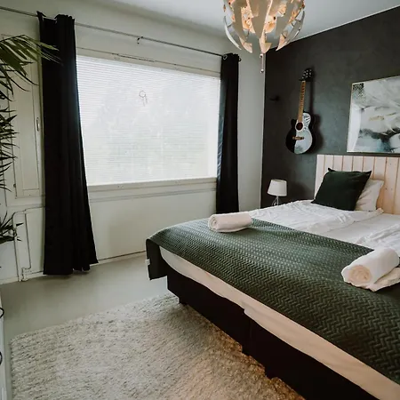 Modern Family Apt With Balcony, Free Parking, Wifi & Ac شقة