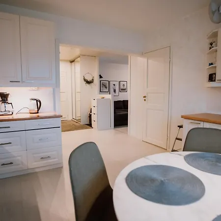 Modern Family Apt With Balcony, Free Parking, Wifi & Ac شقة *