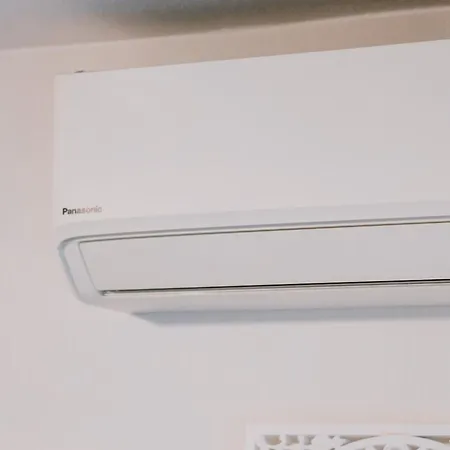 شقة Modern Family Apt With Balcony, Free Parking, Wifi & Ac *