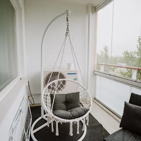 Modern Family Apt With Balcony, Free Parking, Wifi & Ac شقة *