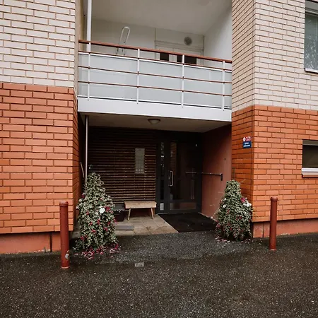 Modern Family Apt With Balcony, Free Parking, Wifi & Ac