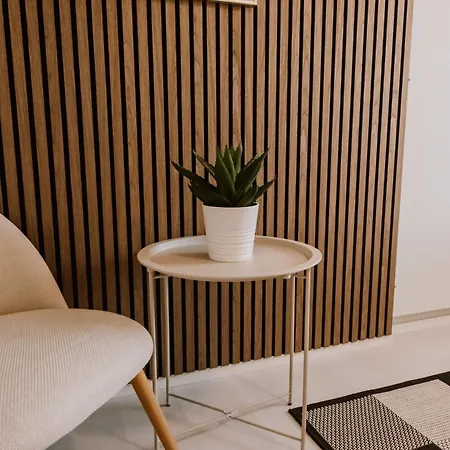 شقة Modern Family Apt With Balcony, Free Parking, Wifi & Ac *
